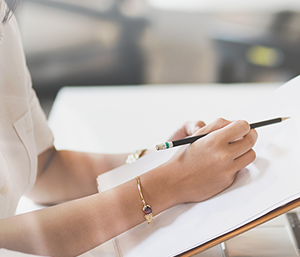 社員の打ち合わせの様子の画像