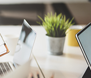 PCが向かい合わせの画像