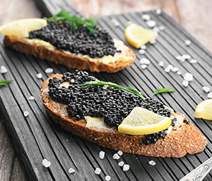 バゲットに乗ったキャビアの
						画像